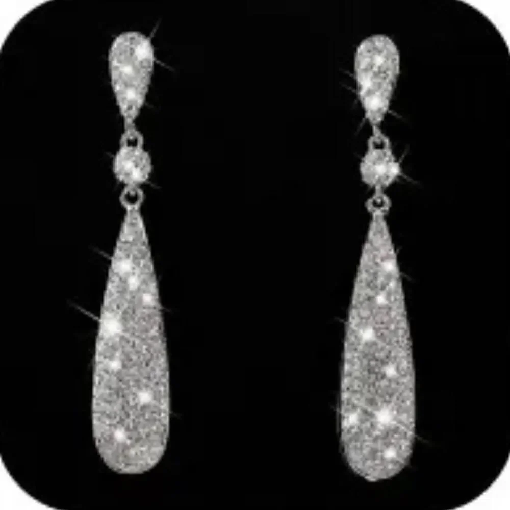 ✨ Stuning silver sparkling crystal drop dangle earrings ✨